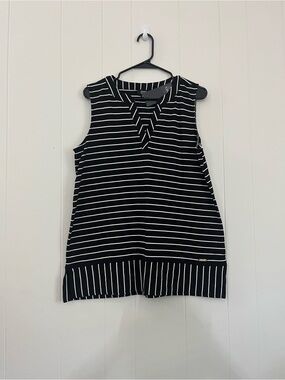 Jones New York Black & White Striped Sleeveless V-Neck Top